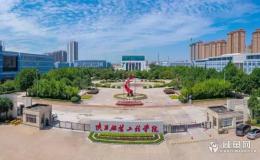 “扎根” 咸陽(yáng)！陜服新校區(qū)或?qū)⒙鋺羧?/></a>
	<p>
近日，繼西北大學(xué)新校區(qū)或?qū)裰废剃?yáng)引發(fā)關(guān)注熱議后，陜西服裝工程學(xué)院新校區(qū)選址咸陽(yáng)的消息也成為焦點(diǎn)。
這兩日，有關(guān)陜西服裝工程學(xué)院新校區(qū)落戶三原的消息在網(wǎng)絡(luò)上不脛而走。
消息源自陜西新兆置業(yè)有限公司2024年
</p>		
	</div>
	<div   id=